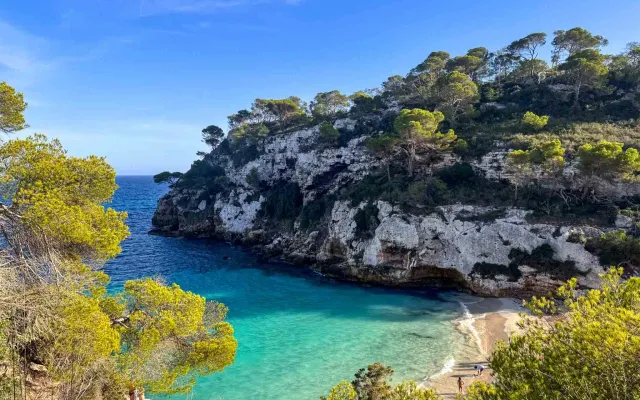 Cala Macarelleta vista de cima, com água turquesa entre falésias