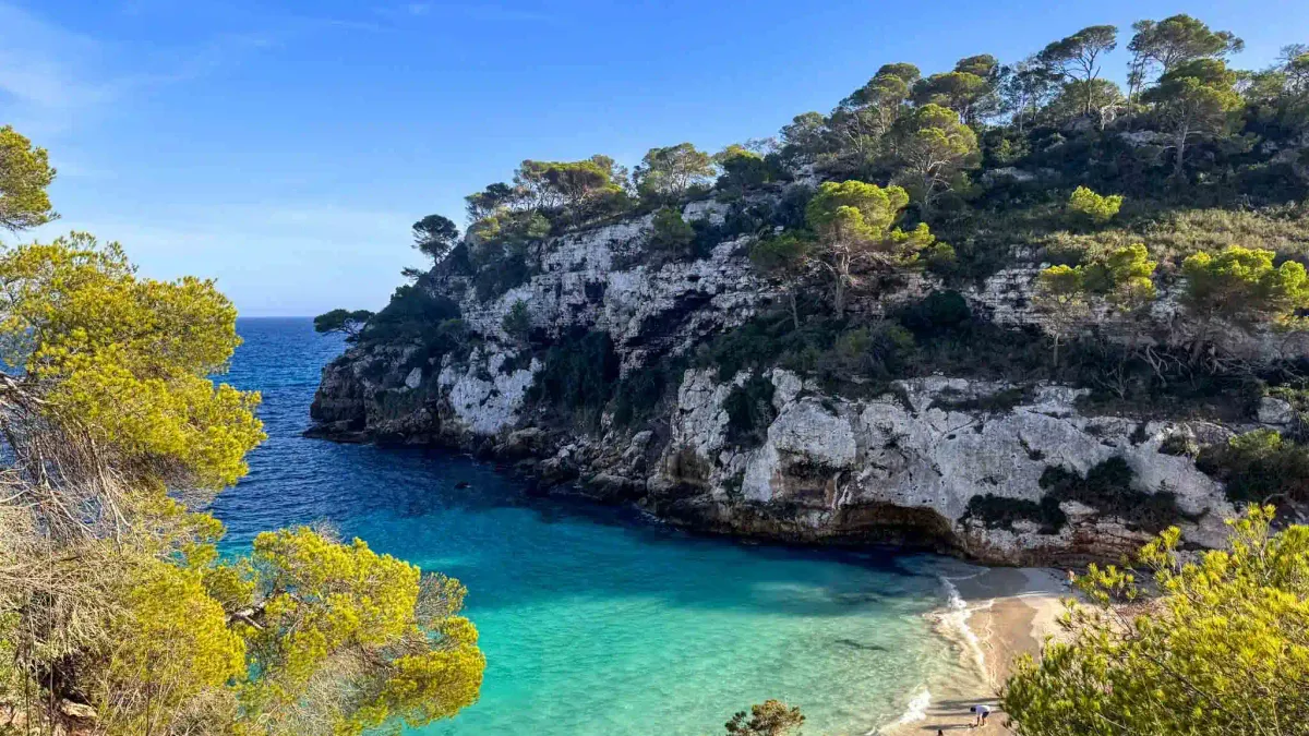 Cala Macarelleta vista de cima, com água turquesa entre falésias