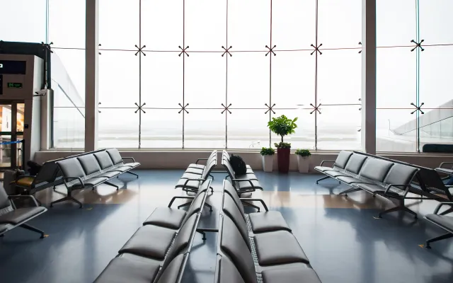 Interior do aeroporto de Menorca, ponto de chegada da maioria dos visitantes