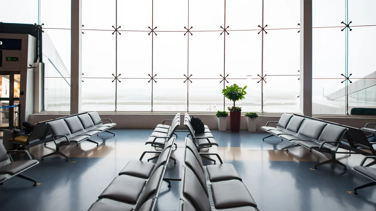 Interior do aeroporto de Menorca, ponto de chegada da maioria dos visitantes