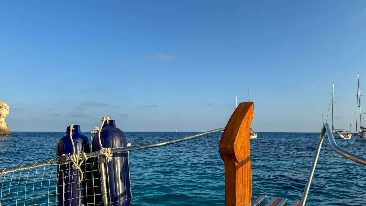 Barco a navegar junto à costa de Menorca