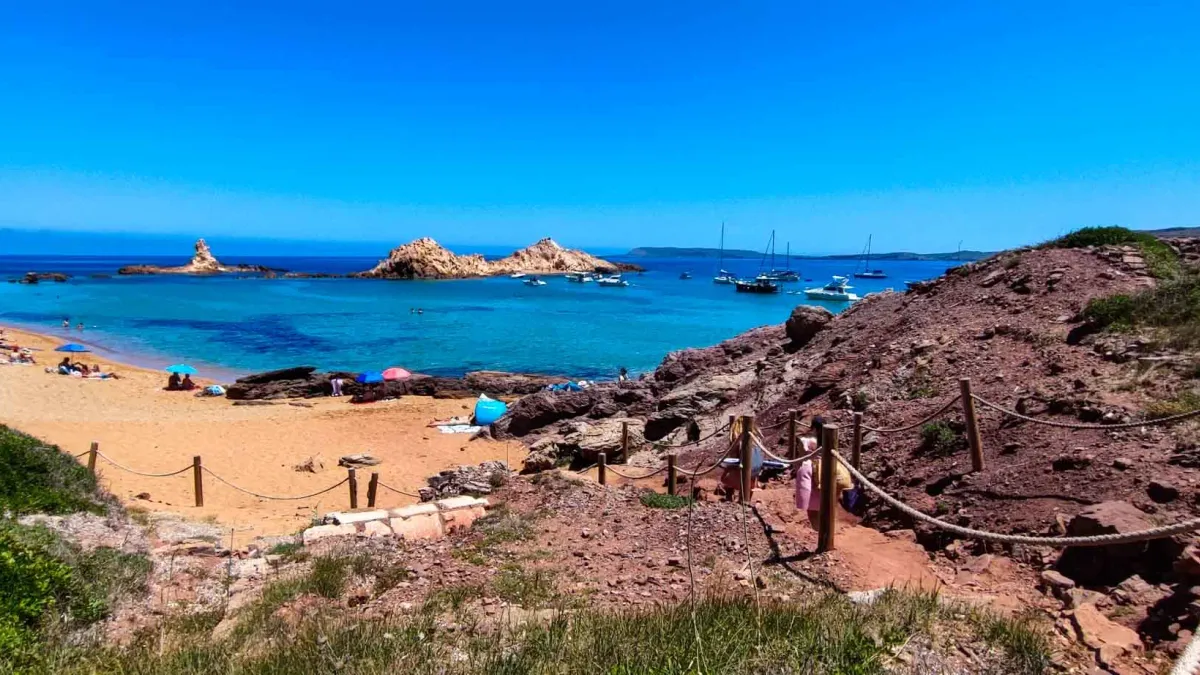 Cala Pregonda, de areia avermelhada e rochedos, no norte de Menorca