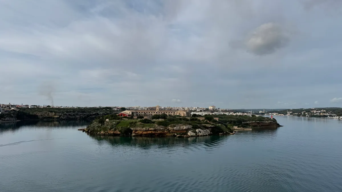 Porto natural de Maó visto do alto, num dia de céu carregado