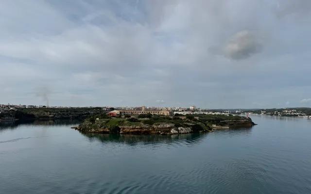 Porto natural de Maó visto do alto, num dia de céu carregado