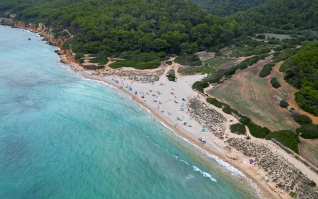 Areal largo de Sant Tomàs, com acesso plano a partir do passeio