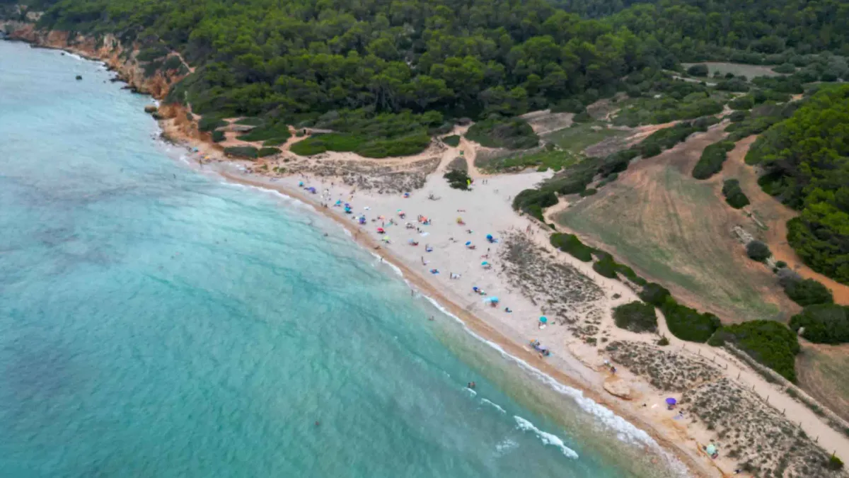 Areal largo de Sant Tomàs, com acesso plano a partir do passeio